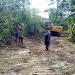 Kadin Konawe Peduli, Yusran Akbar Bantu Perbaikan Jalan Usaha Tani Kelurahan Andabia