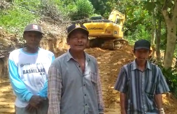 Ketgam Kondisi jalan JUT Desa Barowali yang sedang dikerjakan alat berat.
