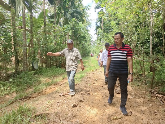 Ketgam Masyarakat Desa Barowila saat melihat perbaikan jalan JUTA.