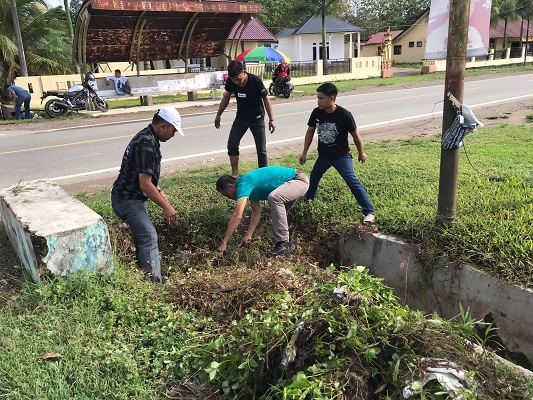 Patuhi SK Bupati Jumat Bersih, Seluruh OPD Koltim Lakukan Bersih-bersih di Tirawuta