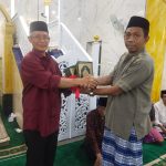 Ketua DPW DMI Sultra Berikan Bantuan Hibah Al-Quran untuk Masjid Al Munafik Baubau