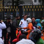 Dandim 0501/JP Beserta Kapolres Metro Jakpus Atur Antrean Penerima Sembako dari Presiden
