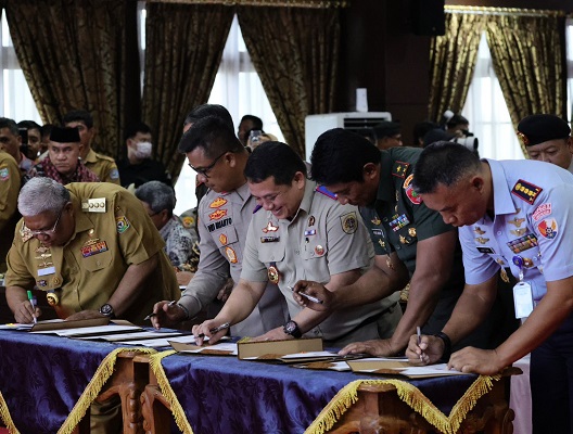 Jamin Keamanan Umat dalam Beribadah, Menteri ATRBPN Serahkan Sertifikat Tanah Wakaf di Kendari