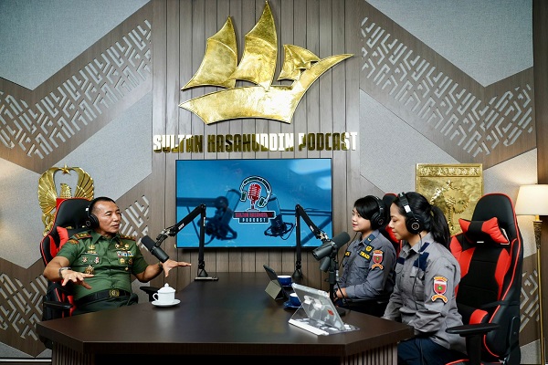 Ketgam Foto Pangdam XIV Hasanuddin saat menjadi pemateri dalam podcast perdana Sultan Hasanuddin Podcast.