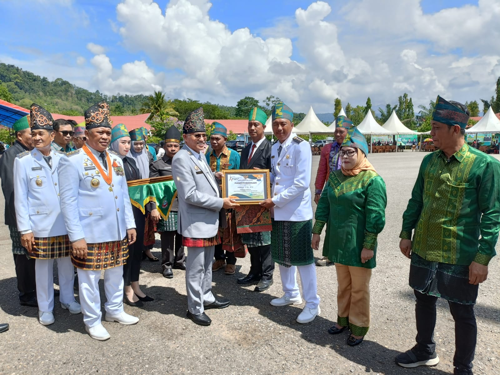 Bupati Ruksamin dan Wabup Abuhaera mendampingi Sekda Pemprov Sultra saat penyerahan penghargaan.