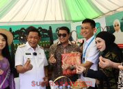 Ketua Dekranasda Konawe Utara Kenalkan Kain Tenun Konasara pada Menteri Ekonomi Kreatif RI