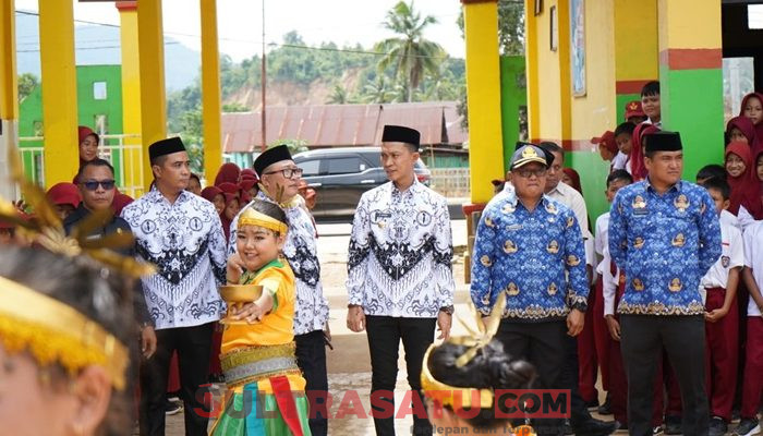 Momentum HGN, Bupati Konawe Utara Luncurkan Layanan Pendidikan Modern, PLTS, dan Bagikan Seragam Sekolah