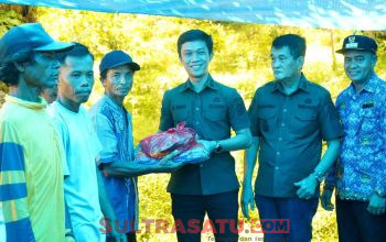 Pemkab Peduli, Bupati Konut Serahkan Bantuan kepada Warga Terdampak Puting Beliung di Desa Padalere Utama