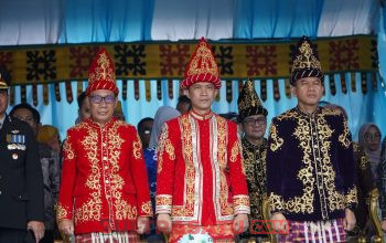 Kenakan Pakaian Adat Tolaki, Bupati Konut Hadiri Upacara Peringatan HUT ke-66 Kabupaten Konawe