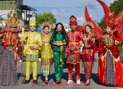 Kain Tenun KONASARA Hiasi Pawai Budaya di HUT ke-62 Sultra, Wakil Bupati Konut Sebut Momen Strategis Perkenalkan Potensi Daerah