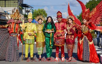 Kain Tenun KONASARA Hiasi Pawai Budaya di HUT ke-62 Sultra, Wakil Bupati Konut Sebut Momen Strategis Perkenalkan Potensi Daerah