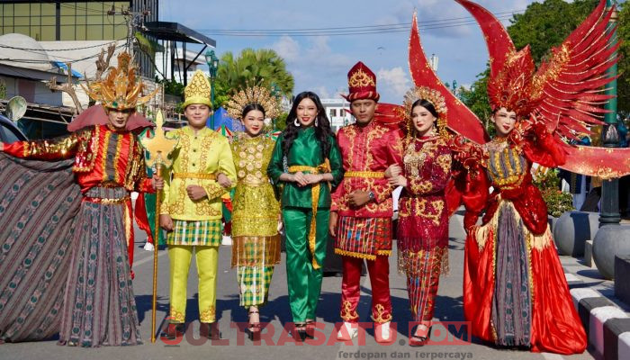 Kain Tenun KONASARA Hiasi Pawai Budaya di HUT ke-62 Sultra, Wakil Bupati Konut Sebut Momen Strategis Perkenalkan Potensi Daerah