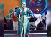 Tampilkan Kain Tenun Konasara, BKMT Konut Melenggang di Fashion Show Festival HUT ke-62 Sultra
