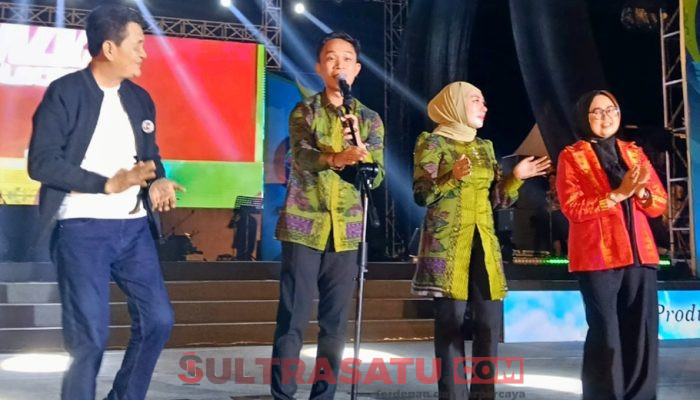 Bawa Lagu Blackout, Bupati Konawe Utara Goyang Masyarakat dalam Lomba Karaoke Festival HUT ke-62 Sultra