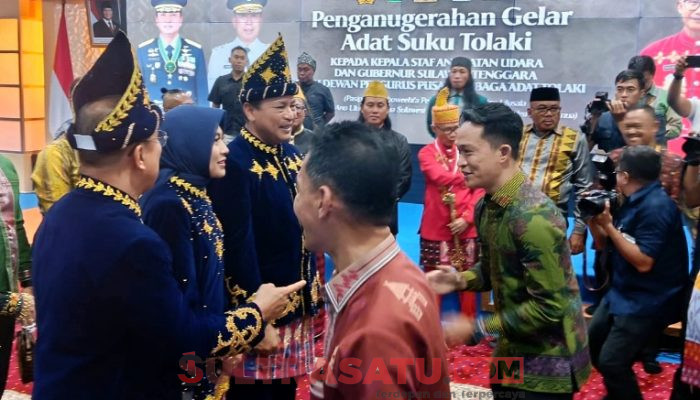 Selain Gubernur Sultra dan Kepala Staf TNI AU, Bupati Ikbar Turut Terima Penganugerahan Gelar Adat Tolaki
