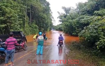 Tasrudin Camat Langgikima Turun Pantau Banjir, Jalur Trans Sulawesi di Langgikima Tak Bisa Dilalui Roda Dua dan Roda Empat