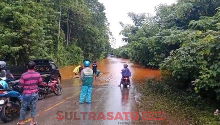Tasrudin Camat Langgikima Turun Pantau Banjir, Jalur Trans Sulawesi di Langgikima Tak Bisa Dilalui Roda Dua dan Roda Empat