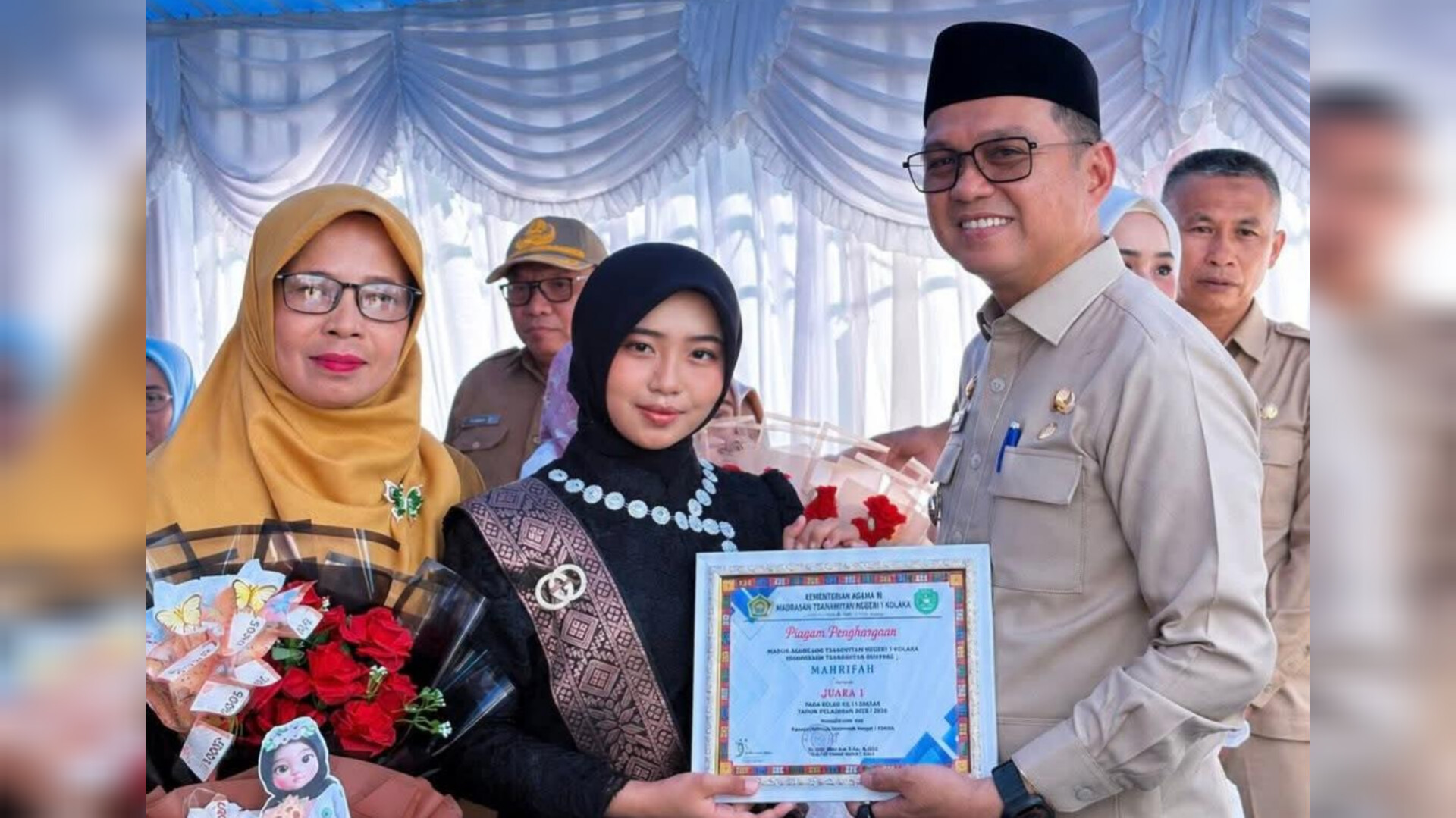Bupati Amri Dorong Lulusan MTSN 1 Kolaka Jadi Generasi Berprestasi dan Berakhlak