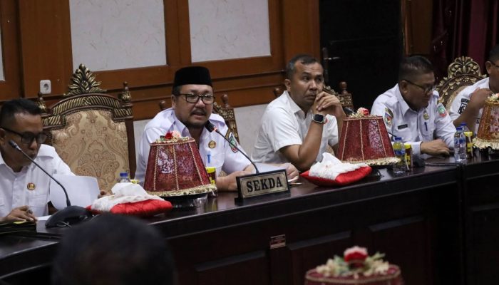 Rapat Evaluasi Serapan Anggaran 2026, Sekda Konawe Utara Kumpulkan Kepala OPD dan Camat
