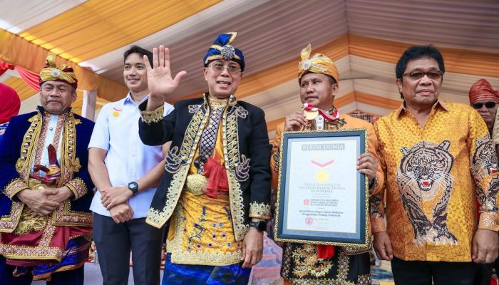 Pecahkan Rekor MURI 1.228 Dulang, Gubernur Sultra Terima Gelar Adat Muna dan Ajak KKMM Bersinergi