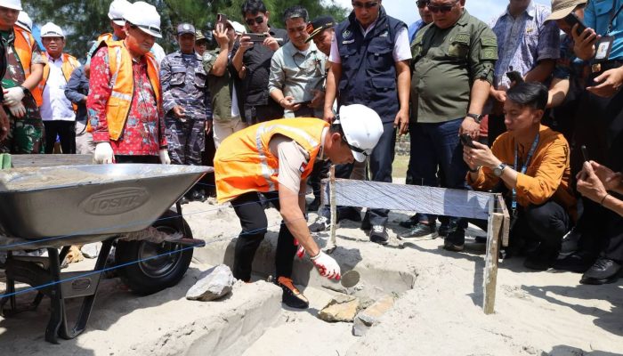 ‎Komitmen Nyata Bangun Kawasan Pesisir, Bupati Konawe Utara Resmikan Pembangunan Kampung Nelayan Merah Putih