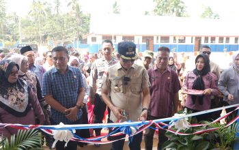 Bupati Irham Kalenggo Resmikan SD/SMP Satap 2 Konawe Selatan di Desa Sindang Kasih