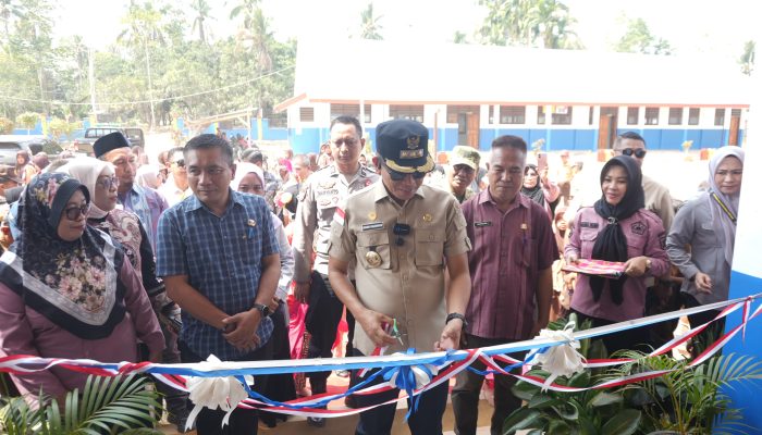Bupati Irham Kalenggo Resmikan SD/SMP Satap 2 Konawe Selatan di Desa Sindang Kasih